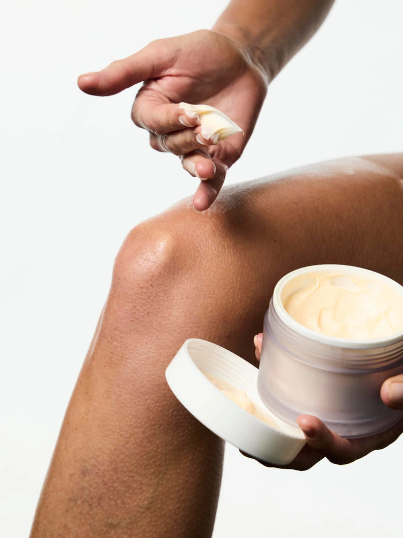 Application du Baume Corps Nourrissant de chez Day+ à la texture onctueuse et fondante. 