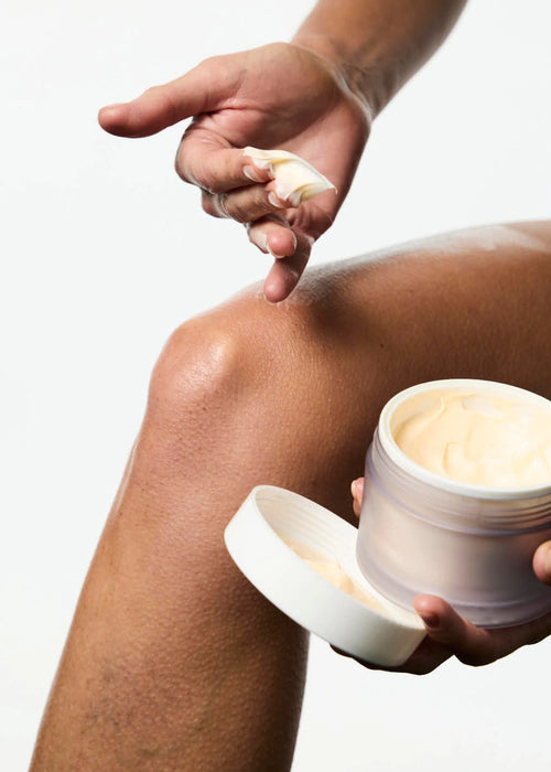 Application du Baume Corps Nourrissant de chez Day+ à la texture onctueuse et fondante. 