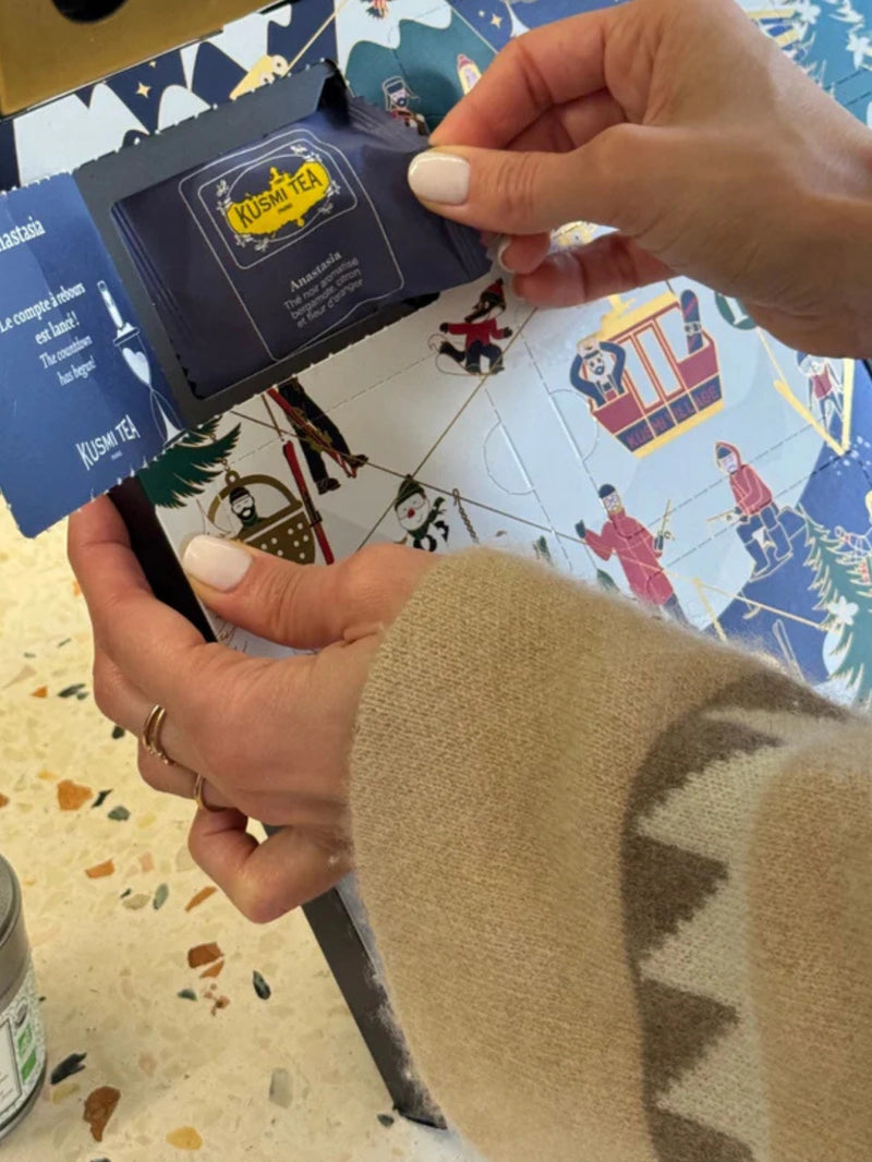 Zoom sur l'ouverture d'une case du Calendrier de Thés de Kusmi Tea.