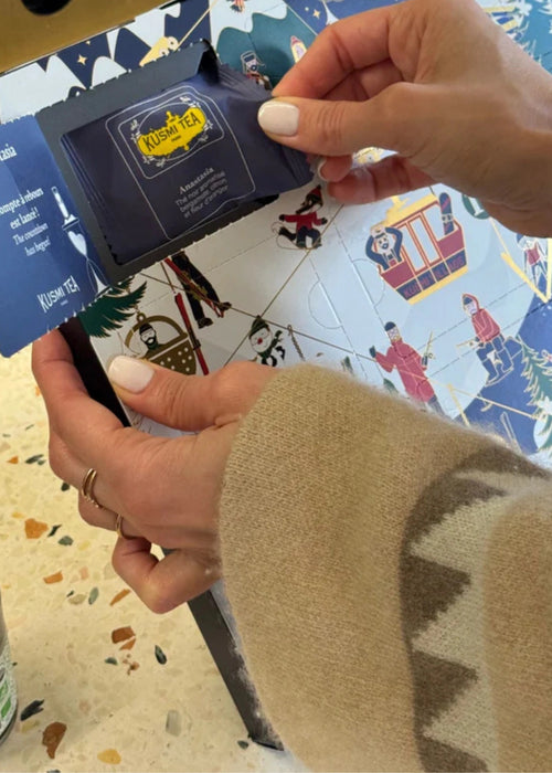 Zoom sur l'ouverture d'une case du Calendrier de Thés de Kusmi Tea.