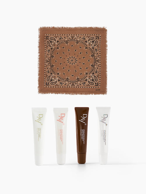 Collaboration de Noël Kujten x Day+ composé du petit Bandana Hachi en couleur Caramelo et de l'un de nos soins lèvres au choix.