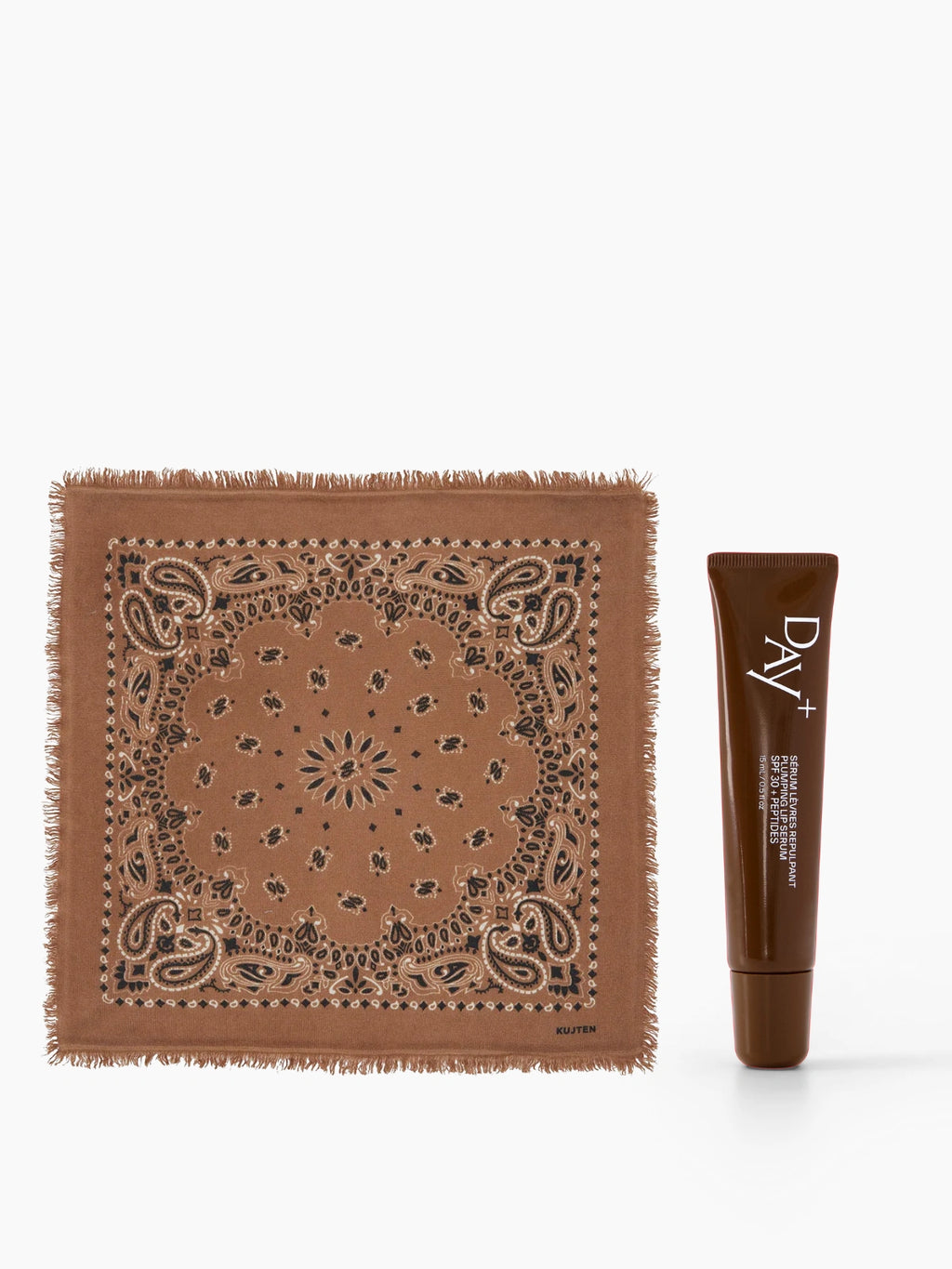 Collaboration de Noël Kujten x Day+ composé du petit Bandana Hachi en couleur Caramelo et du Sérum Lèvres Repulpant en teinte 02. Light Brown.