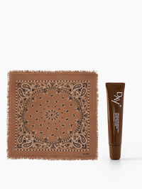 Collaboration de Noël Kujten x Day+ composé du petit Bandana Hachi en couleur Caramelo et du Sérum Lèvres Repulpant en teinte 02. Light Brown.