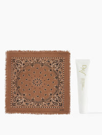 Collaboration de Noël Kujten x Day+ composé du petit Bandana Hachi en couleur Caramelo et du nouveau Soin Lèvres Absolu.