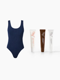 Packshot du maillot de bain une pièce Etam en couleur bleu nuit et de la collection de Sérums Lèvres Repulpants de chez Day+.
