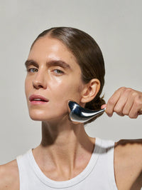 Utilisation des Cryo Spoons sur le visage.