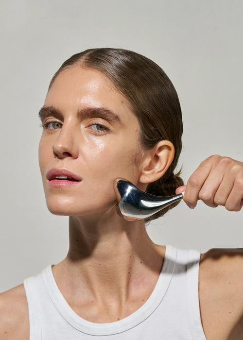 Utilisation des Cryo Spoons sur le visage.