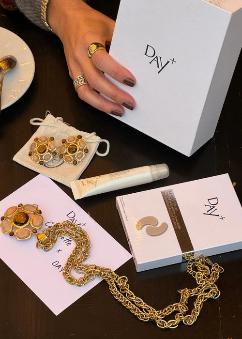 Détails des deux coffrets en collaboration avec Dear Charlotte.