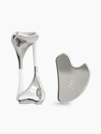 Duo de Beauty Tools : le Gua-Sha Day+ et un set de Cryo Spoons Day+ en acier inoxydable.

