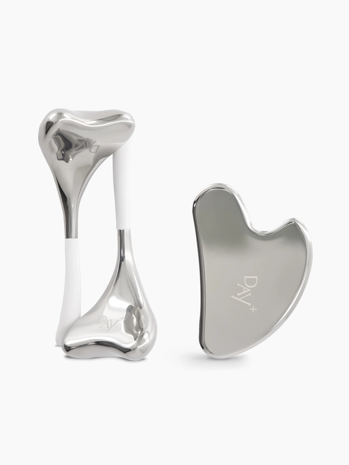 Duo de Beauty Tools : le Gua-Sha Day+ et un set de Cryo Spoons Day+ en acier inoxydable.


