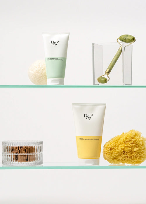 Tubes du duo de masques sur une étagère : le Masque Réparateur & Gommage et le Masque Exfoliant Perfecteur.