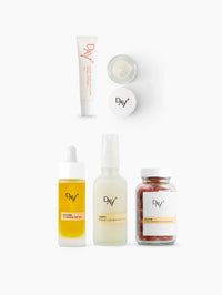Présentation packshot des produits présents dans le coffret "Essentiels de l'été", composé : d'un Sérum Lèvres Repulpant (Teinte 01. Clear Gloss), d'un Eyes & Cheeks Gloss, d'un sérum solaire UV Drops SPF 50, d'une Brume Sublimatrice 3-en-1 et d'un complément Préparateur Solaire.