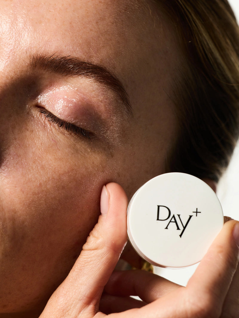 Femme ayant le Eyes & Cheeks Gloss sur la paupière.