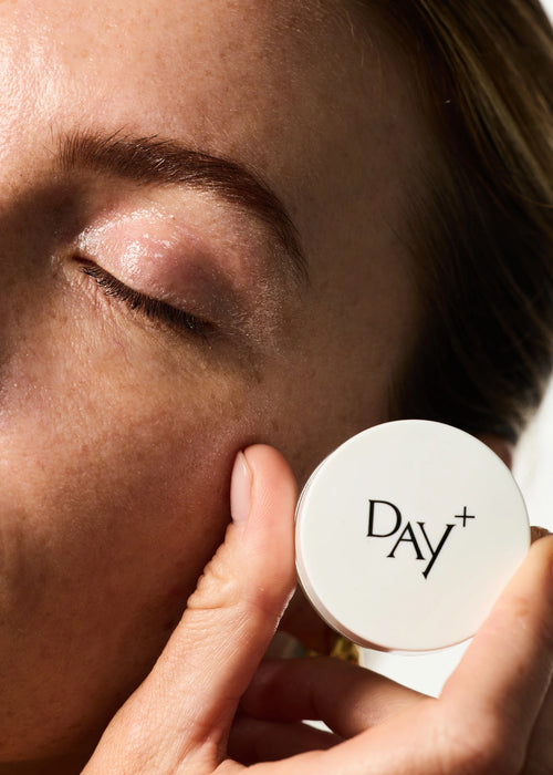 Femme ayant le Eyes & Cheeks Gloss sur la paupière.