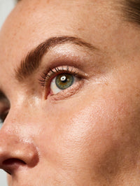 Zoom sur le fini irisée du Eyes & Cheeks Gloss appliqué sur la paupière et les pommettes.