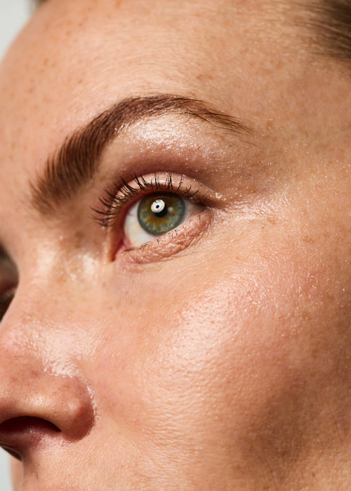 Zoom sur le fini irisée du Eyes & Cheeks Gloss appliqué sur la paupière et les pommettes.