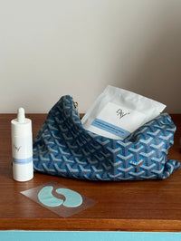 Produits de la collection nuit posés sur une étagère.