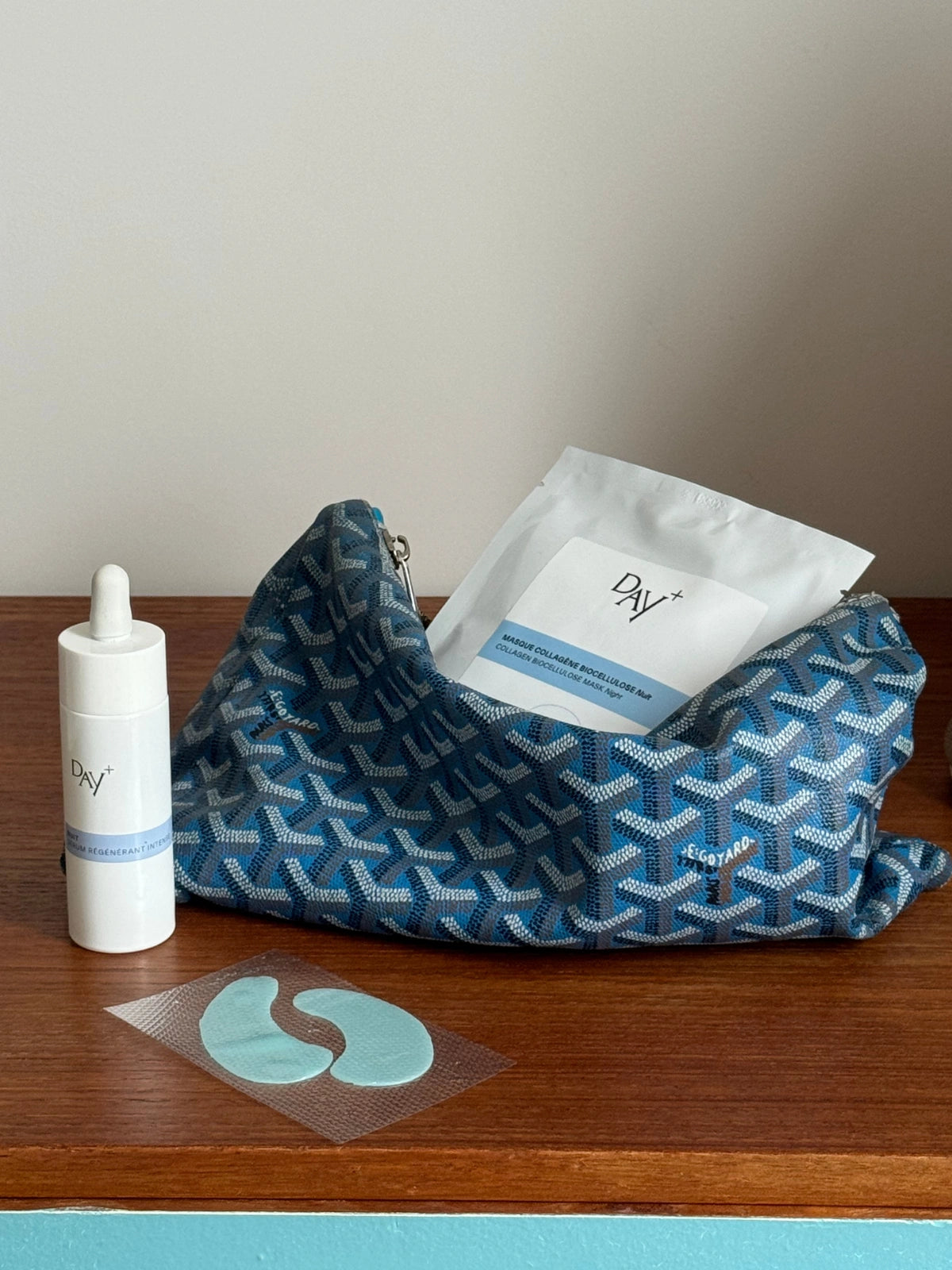 Produits de la collection nuit posés sur une étagère.