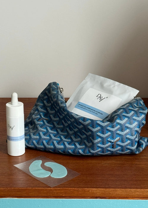 Produits de la collection nuit posés sur une étagère.