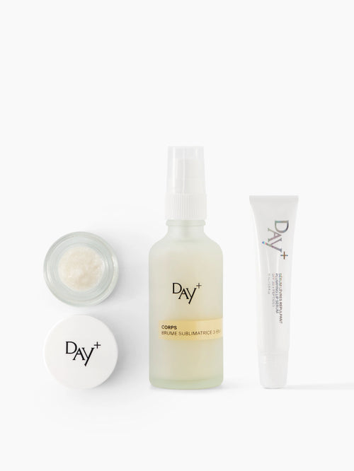 Produits du coffret Full Kit Glitter : le Eyes & Cheeks, la Brume Sublimatrice 3-en-1 et le Sérum Lèvres Repulpant SPF 30 en teinte 03. Glitter All Over.