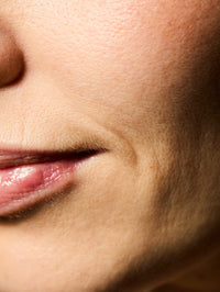 Zoome sur les rides d'expression du visage.