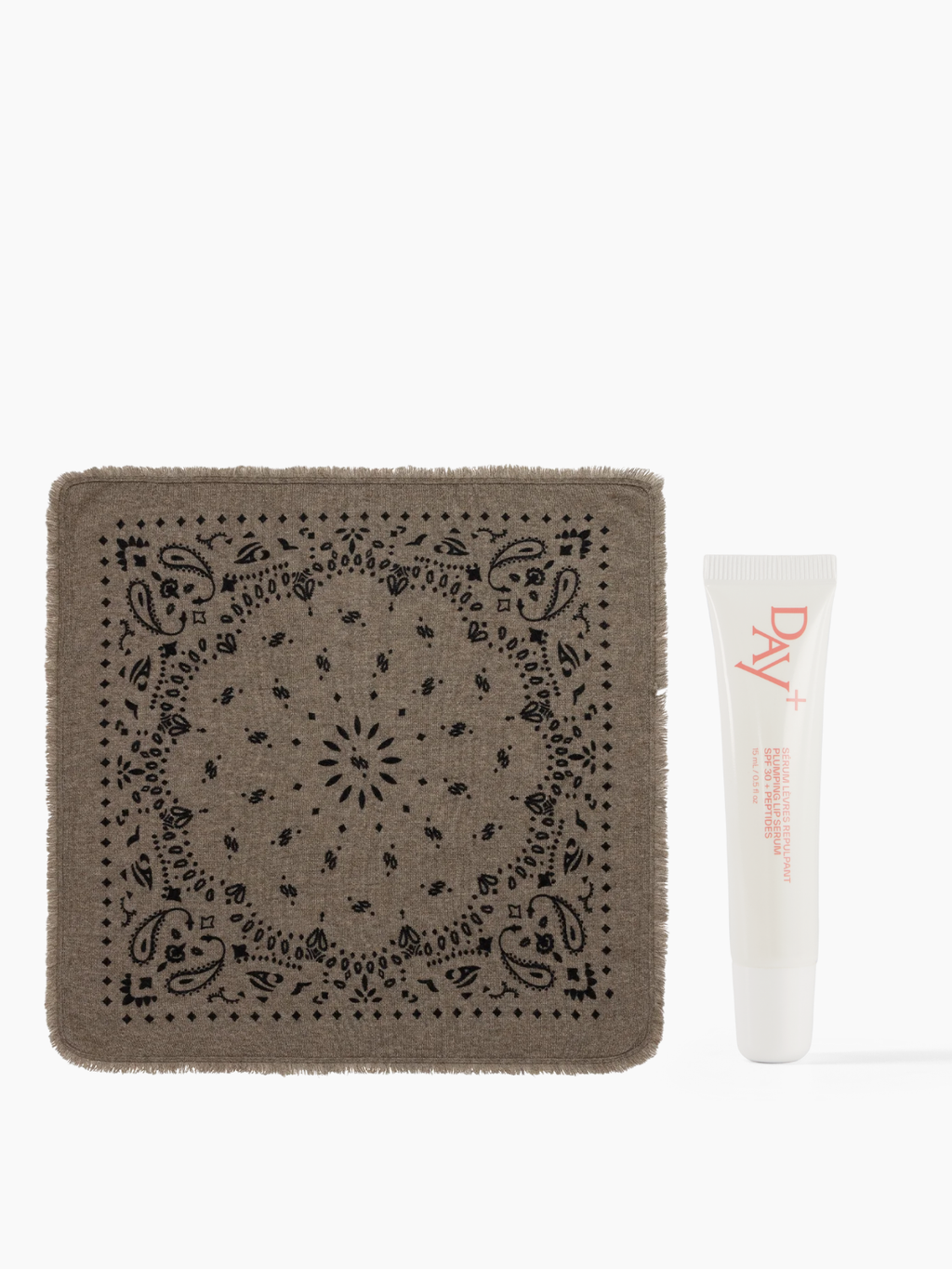 Collaboration de Noël Kujten x Day+ composé du petit Bandana Hachi en couleur Kaki avec un Sérum Lèvres Repulpant en teinte 01. Clear Gloss.