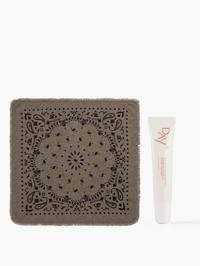 Collaboration de Noël Kujten x Day+ composé du petit Bandana Hachi en couleur Kaki avec un Sérum Lèvres Repulpant en teinte 01. Clear Gloss.