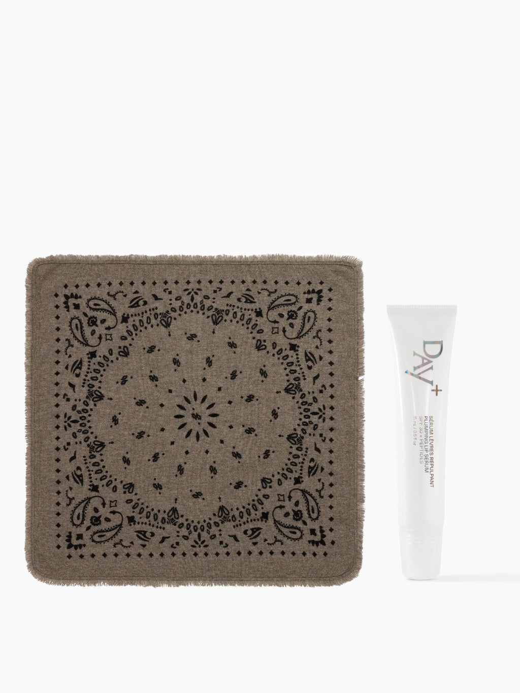 Collaboration de Noël Kujten x Day+ composé du petit Bandana Hachi en couleur Kaki avec un Sérum Lèvres Repulpant en teinte 03. Glitter All Over.