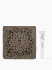 Collaboration de Noël Kujten x Day+ composé du petit Bandana Hachi en couleur Kaki avec un Sérum Lèvres Repulpant en teinte 03. Glitter All Over.