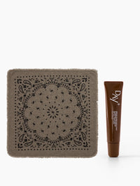 Collaboration de Noël Kujten x Day+ composé du petit Bandana Hachi en couleur Kaki avec un Sérum Lèvres Repulpant en teinte 02. Light Brown.