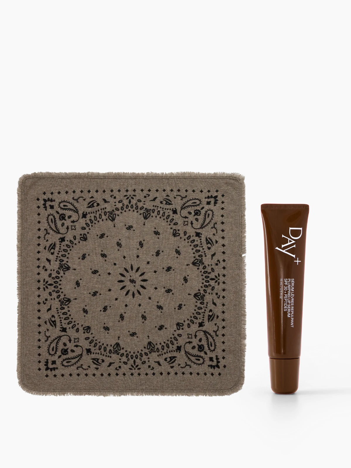 Collaboration de Noël Kujten x Day+ composé du petit Bandana Hachi en couleur Kaki avec un Sérum Lèvres Repulpant en teinte 02. Light Brown.