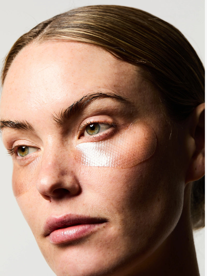 Routine de soin avec les Patchs Hydra-collagène de couleur transparante, parsemés de nacres et de paillettes argentés.