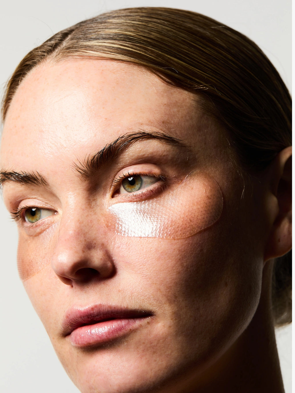 Routine de soin avec les Patchs Hydra-collagène de couleur transparante, parsemés de nacres et de paillettes argentés.