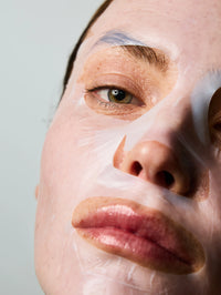 Routine de soins avec un masque en biocellulose au collagène.
