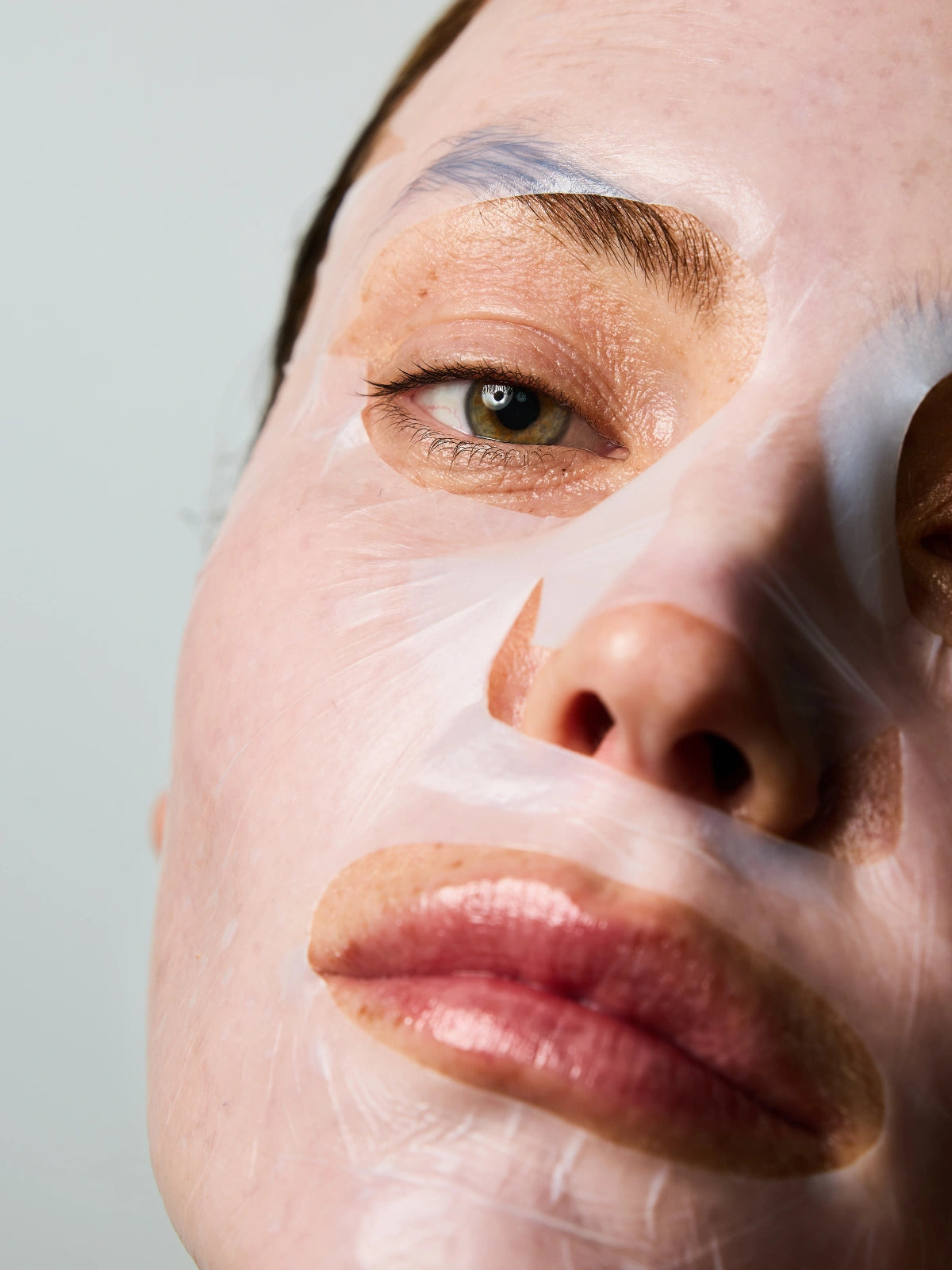 Routine de soins avec un masque en biocellulose au collagène.