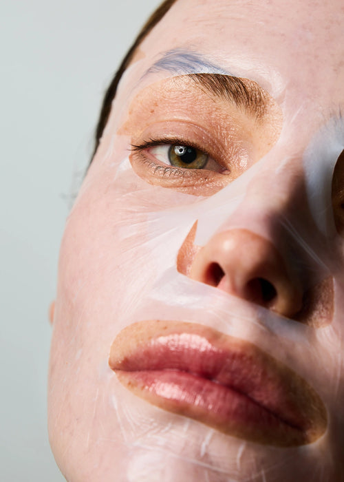 Routine de soins avec un masque en biocellulose au collagène.