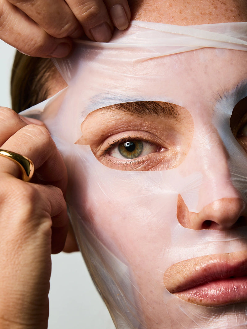 Femme s'appliquant le Masque Biocellulose au collagène.