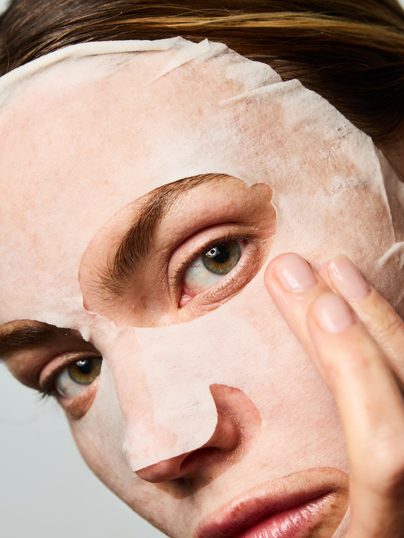 Femme portant un masque en tissu sur le visage.