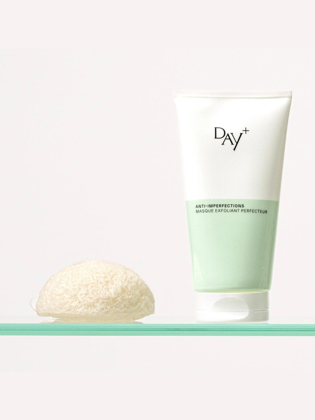 Tube du Masque Exfoliant Perfecteur sur une étagère de salle de bain aux côté d'autres produits skincare.