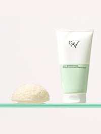 Tube du Masque Exfoliant Perfecteur sur une étagère de salle de bain aux côté d'autres produits skincare.