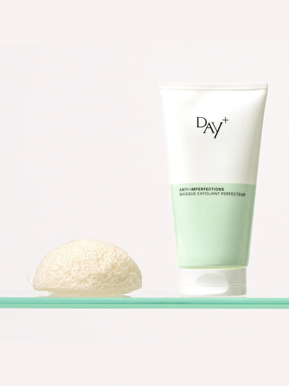 Tube du Masque Exfoliant Perfecteur sur une étagère de salle de bain aux côté d'autres produits skincare.