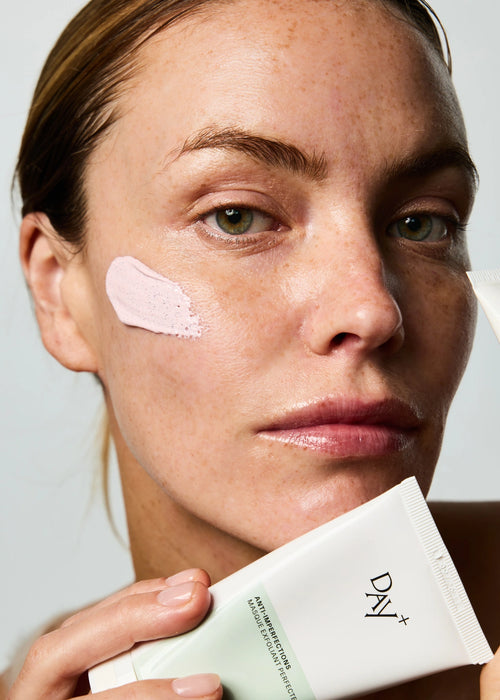 Femme tenant dans sa main un tube du Masque Exfoliant Perfecteur.