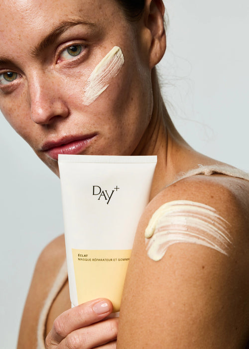 Femme utilisant le Masque Réparateur & Gommage sur son visage et son corps, pour une routine de soin complète.