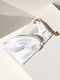 Masque de nuit en satin beige avec sa pochette de voyage.