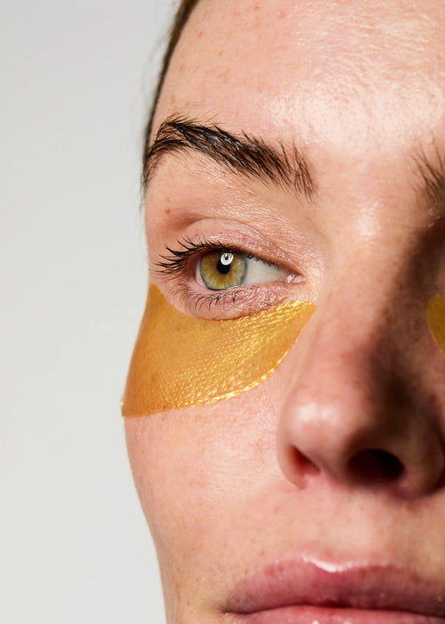 Zoom sur la texture et la couleur jaune-or des Patchs Yeux Anti-âge.