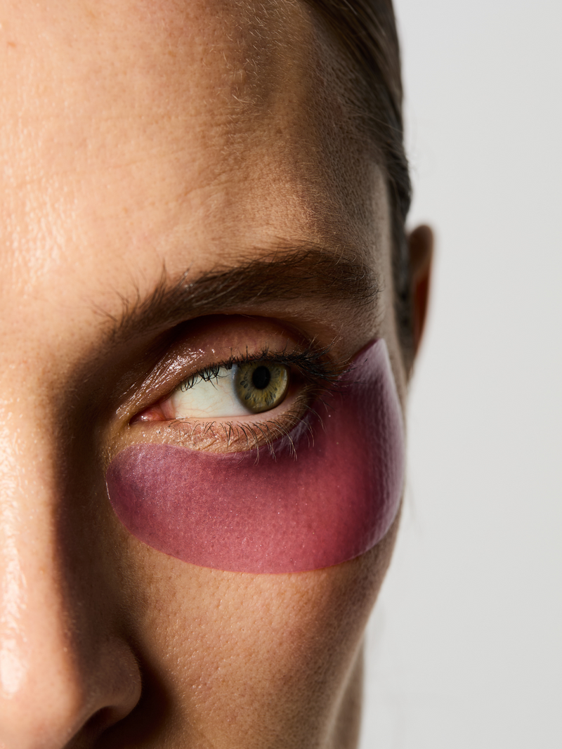 Zoom sur la texture en hydrogel et la couleur rose des Patchs Yeux Anti-cernes.