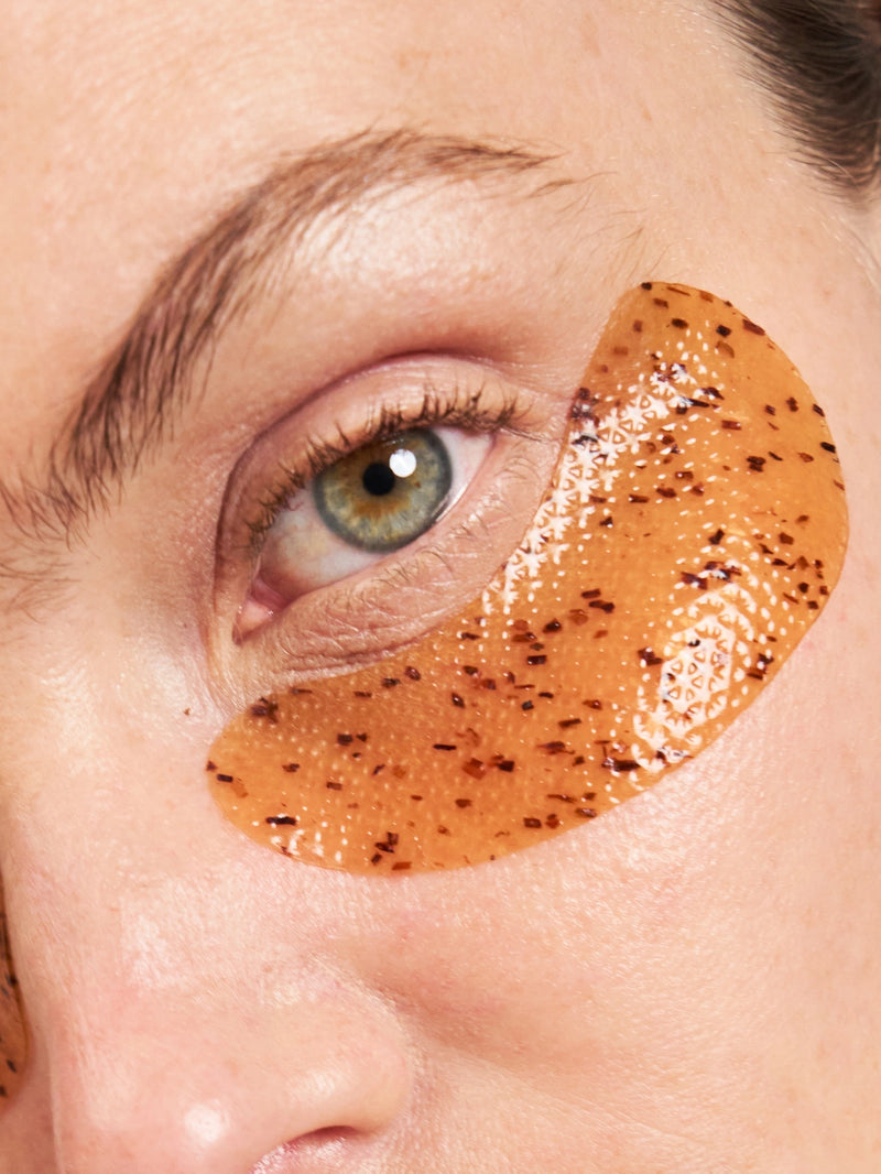 Zoom sur les Patchs Yeux Hydratants marron tachetés.
