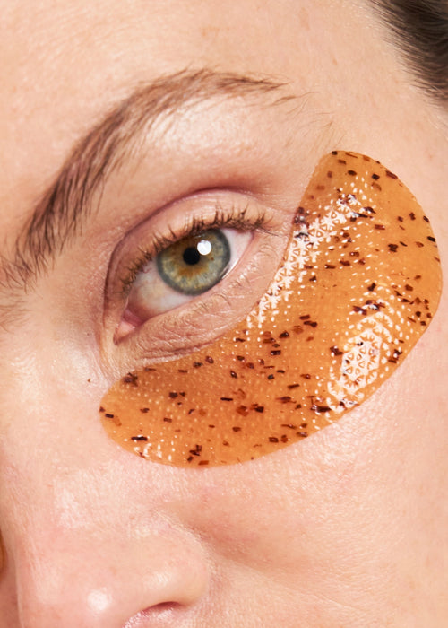 Zoom sur les Patchs Yeux Hydratants marron tachetés.