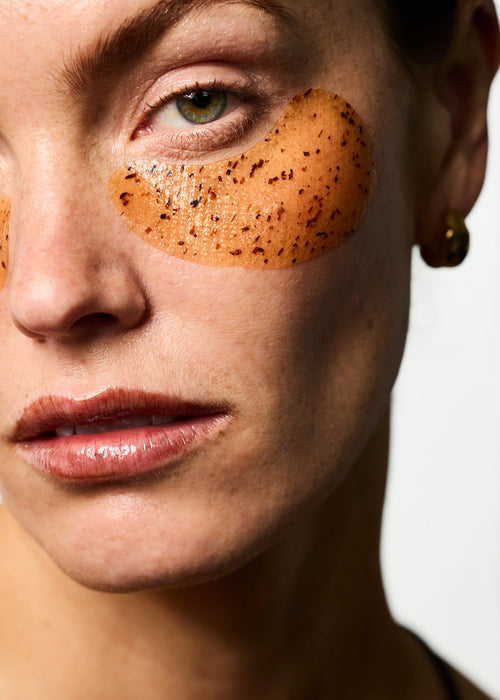 Femme portant les Patchs Yeux Hydratants.