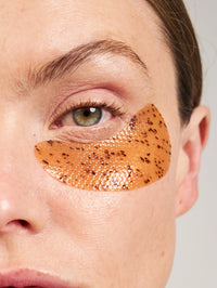 Zoom sur la texture et la couleur marron tacheté des Patchs Yeux Hydratants.